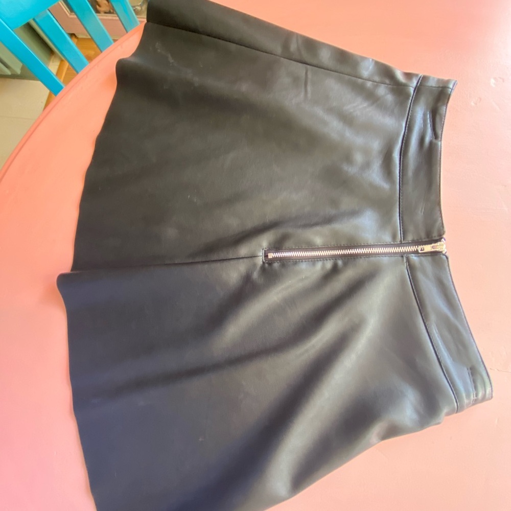 H&M size 6 woman’s pleather skater skirt